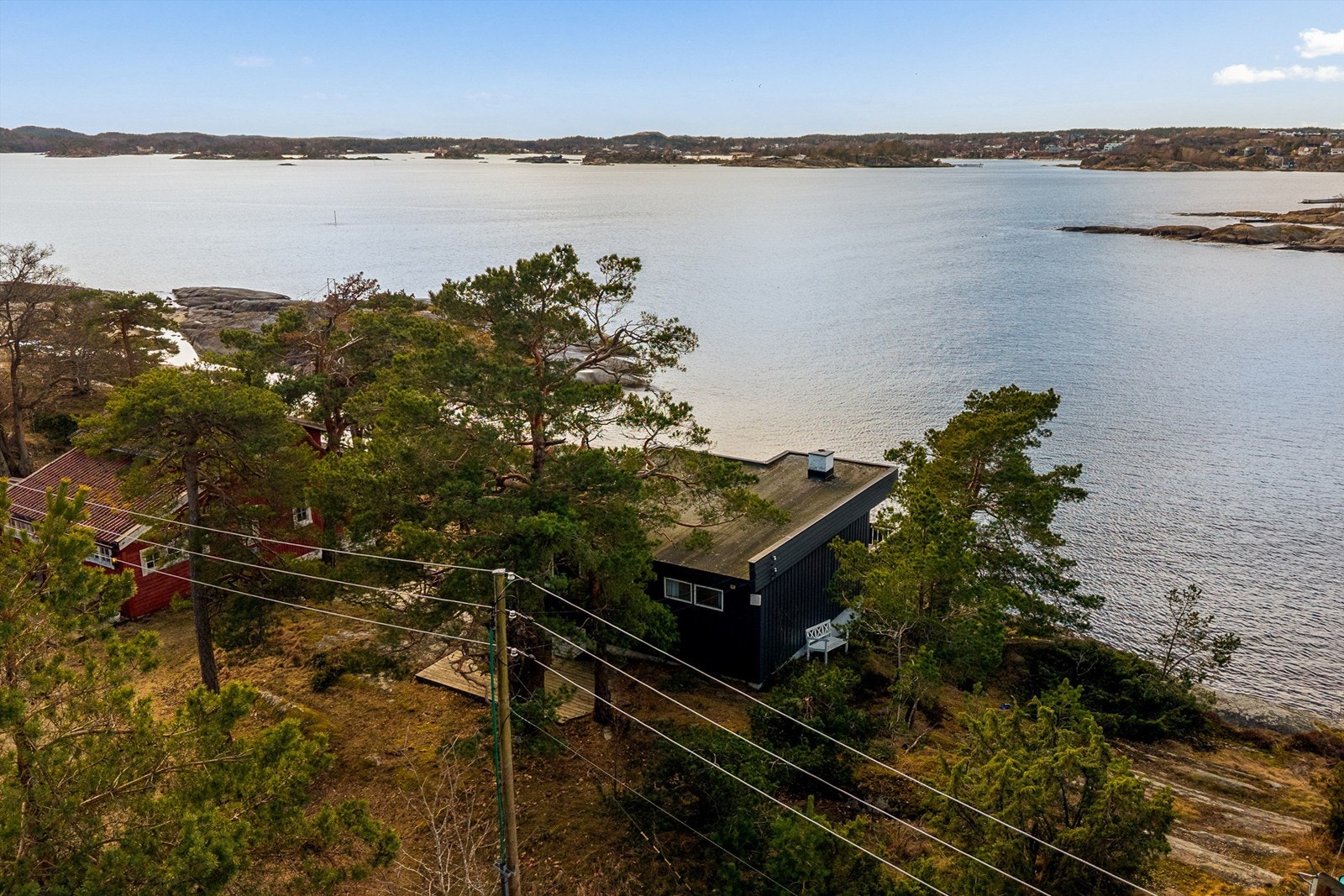 Vestvendt og solrik beliggenhet med egen sjølinje. Her får du full oversikt over det yrende båtlivet på varme sommerdager. Galleribilde