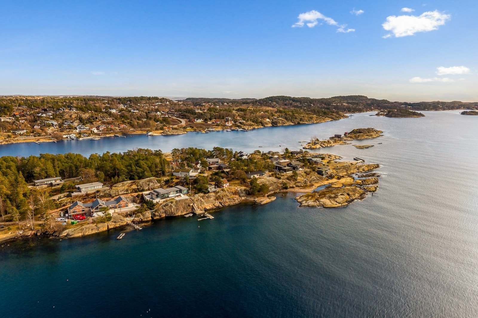 Velkommen til Tangenodden 15 - og en sjelden mulighet. Umiddelbar nærhet til vakre turområder og flere flotte badeplasser med sandstrand. Dette er et av Sandefjords mest attraktive områder langs Sandefjordsfjorden. Galleribilde