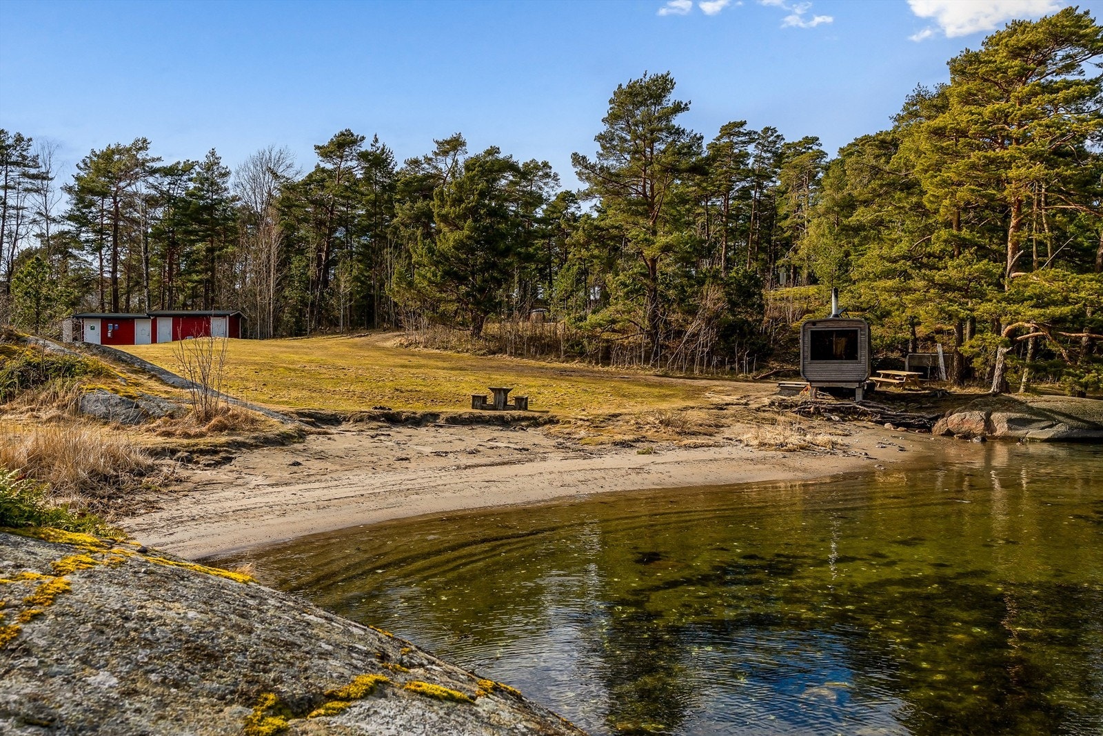 Flott sandstrand på Tangen. Her er det også satt opp badstue til leie, til glede for både fastboende og hytteeiere i området. Galleribilde
