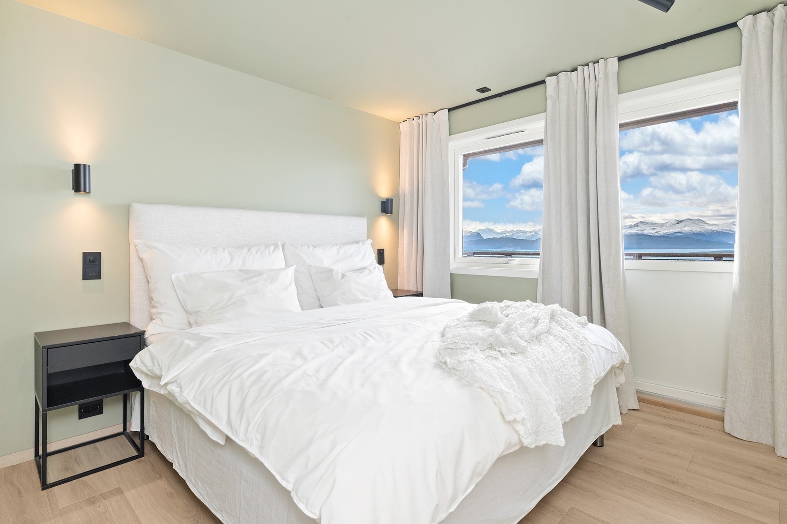 Hovedsoverommet er romslig og har egen privat balkong. Galleribilde