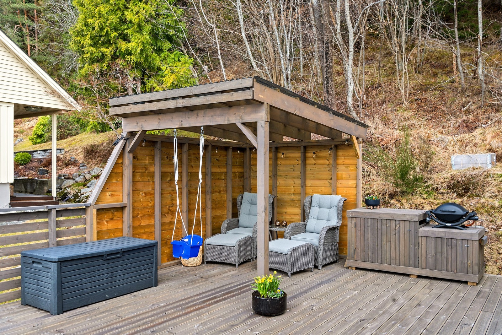 Terrassen har en skjermet og overbygd sittekrok med levegger - flott for utendørs hygge. Galleribilde