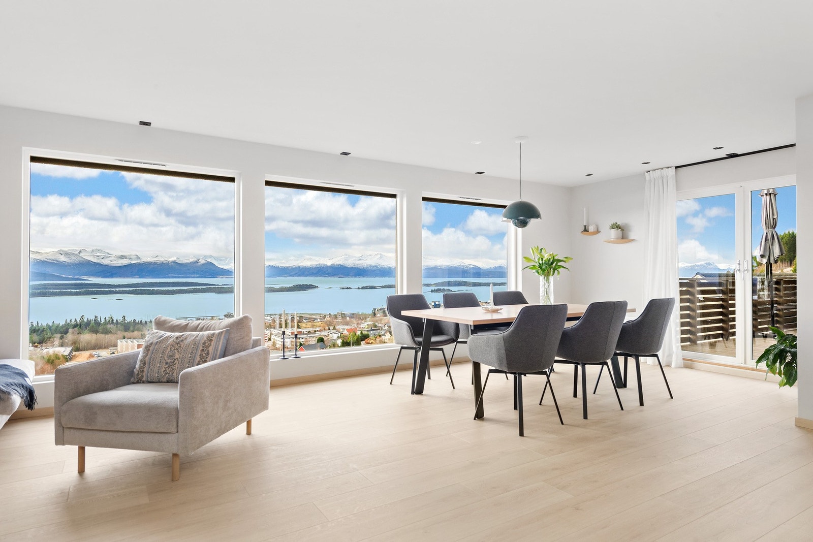 Velkommen inn! - Boligen hoveddel innrømmer; stue/kjøkken, 4 soverom, bad, toalettrom og vaskerom, gang og tekniskrom. Galleribilde