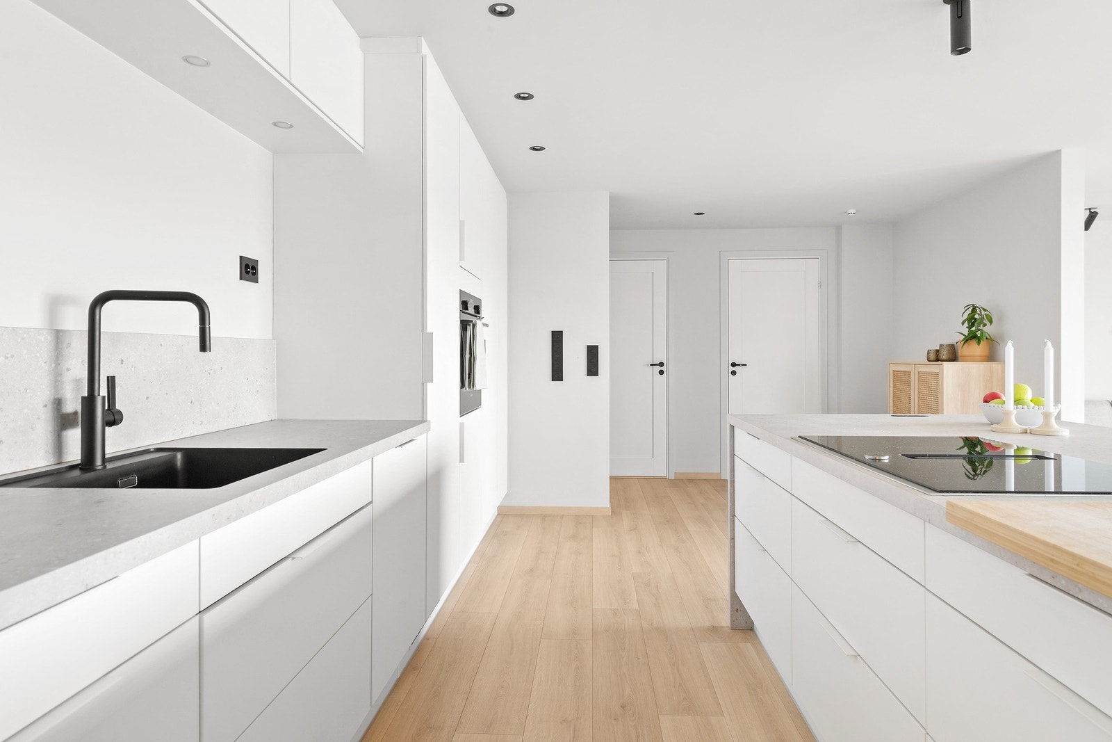 Kjøkkenet har rikelig med skap- og benkeplass. Galleribilde