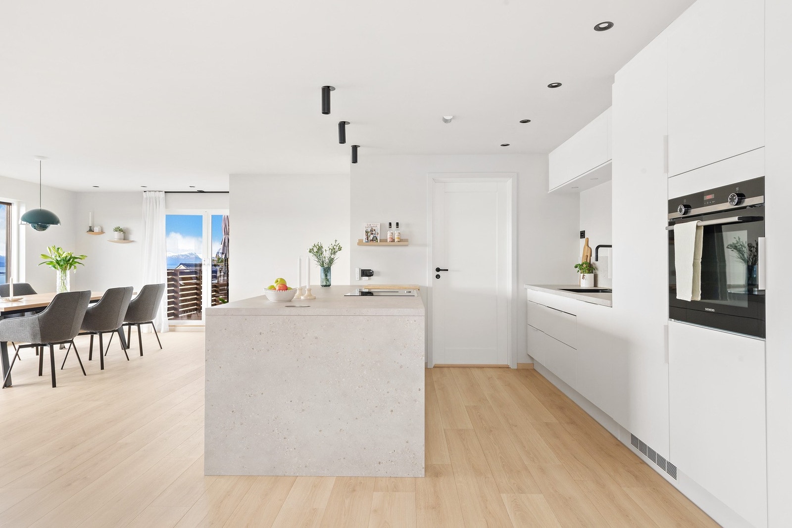 Moderne kjøkken fra 2023 med innbydende kjøkkenøy - perfekt for matlaging. Galleribilde