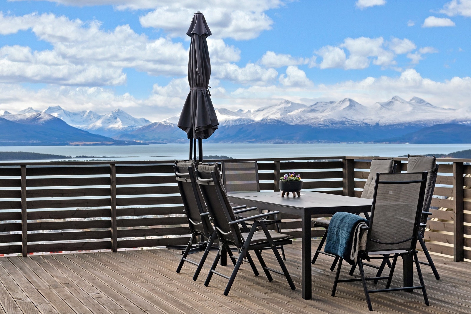 Fra den vestvendte terrassen kan du nyte vakker utsikt over Moldefjorden og det storslåtte fjellandskapet. Galleribilde