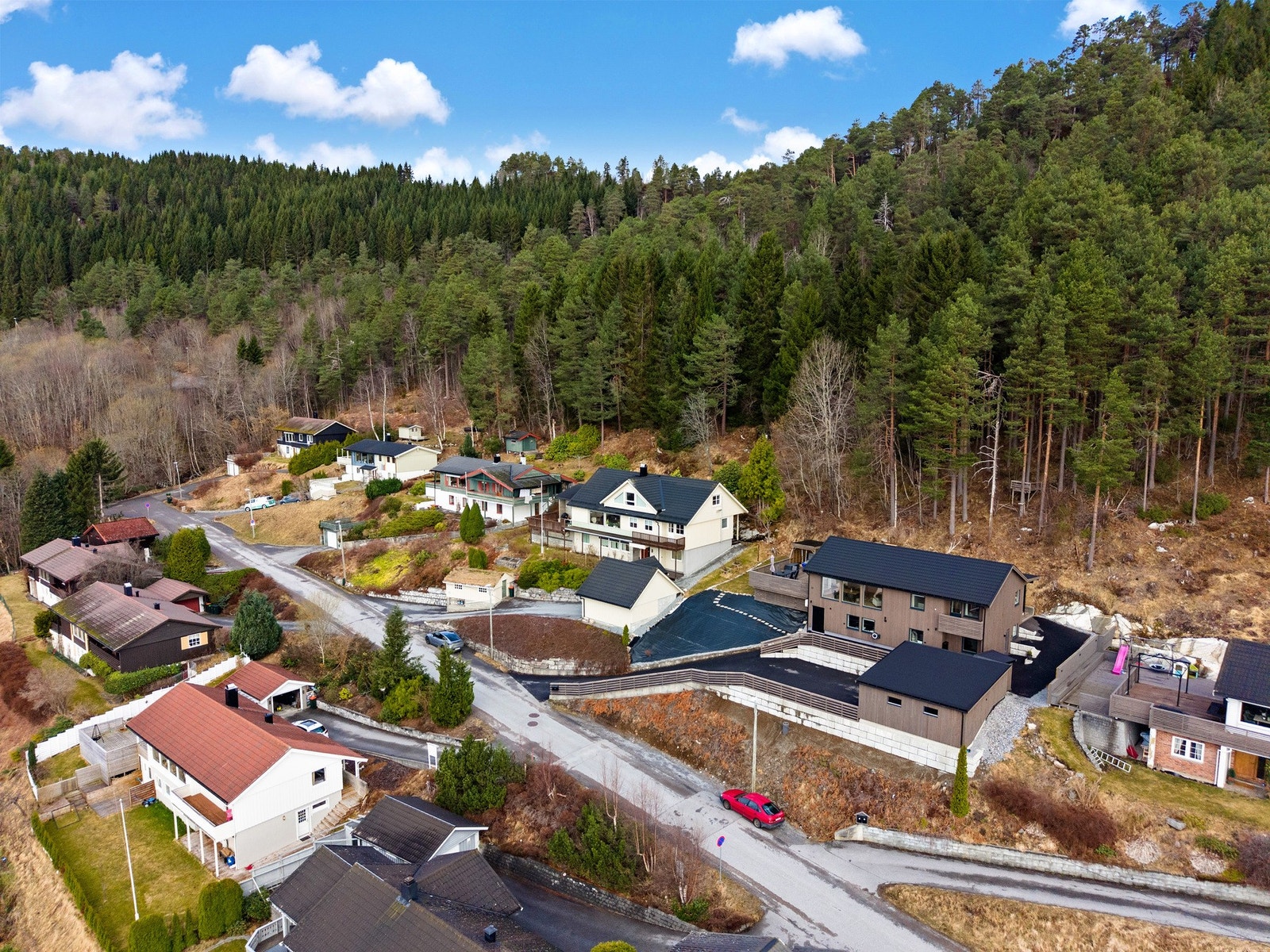 Eiendommen ligger fint til i rolig blindgate med skogen og marka som nærmeste nabo i nord. Galleribilde