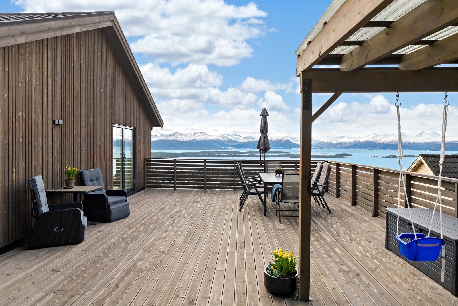 Terrassen egner seg godt til å samle familie og venner til sosiale sammenkomster. Galleribilde