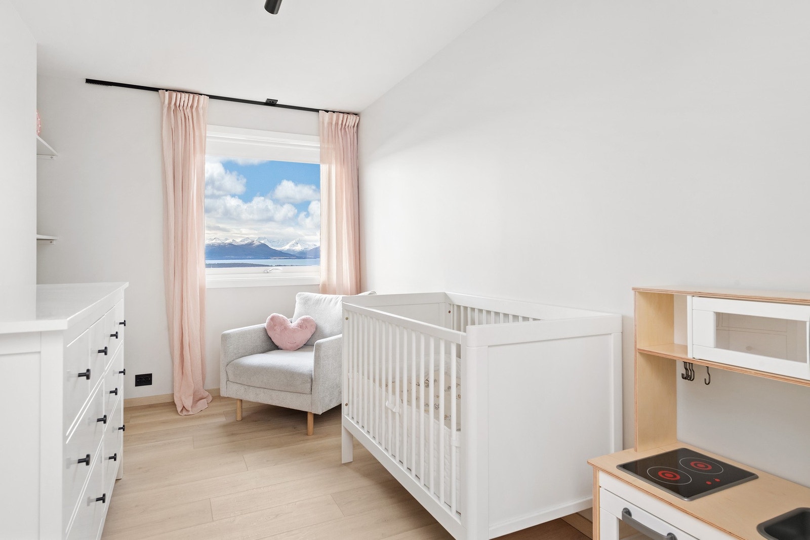 Soverom 3 er lyst og har god plass til soveromsmøblement. Galleribilde