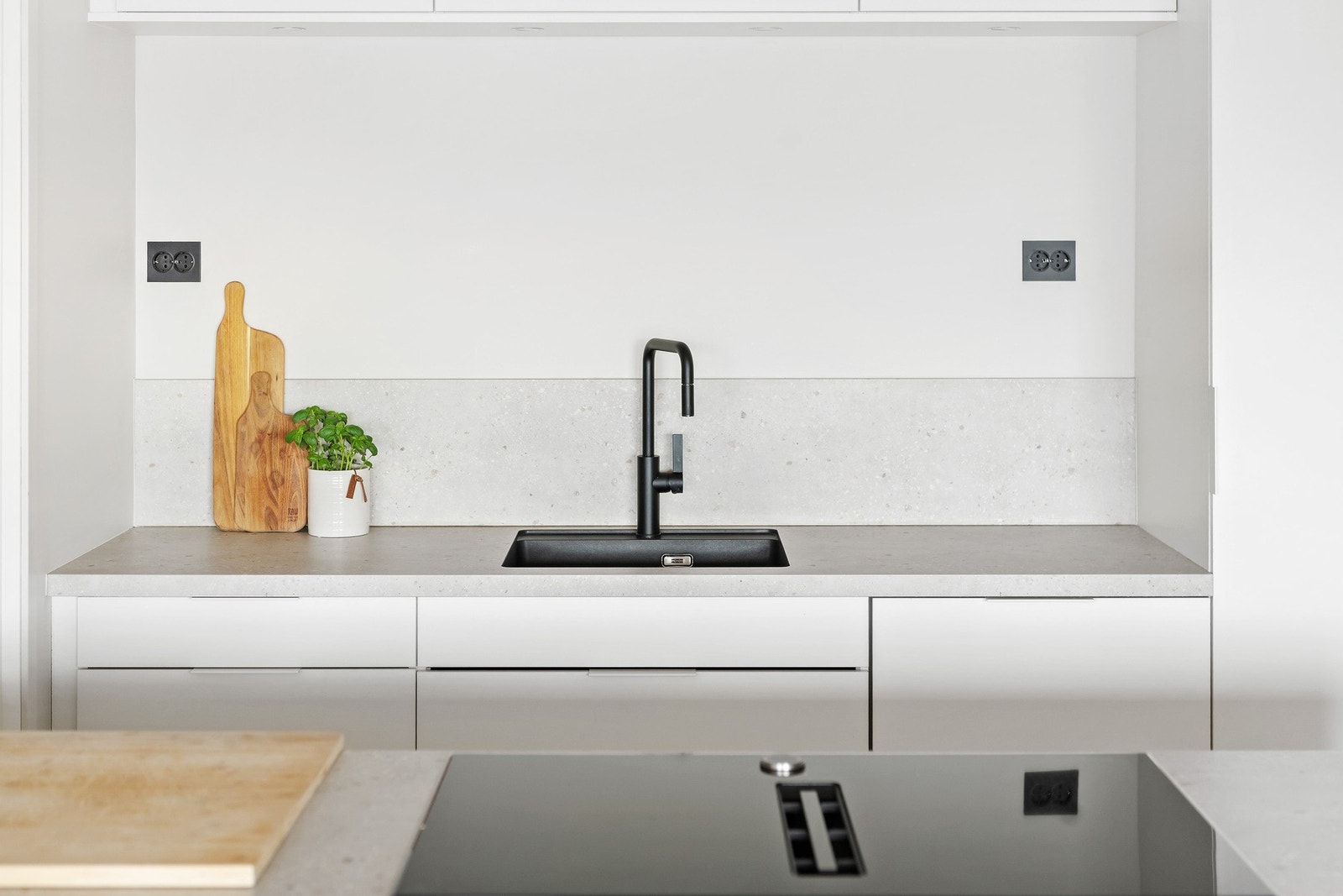 Kjøkkenet har integrert ventilasjon i platetopp med avtrekk ut. Galleribilde