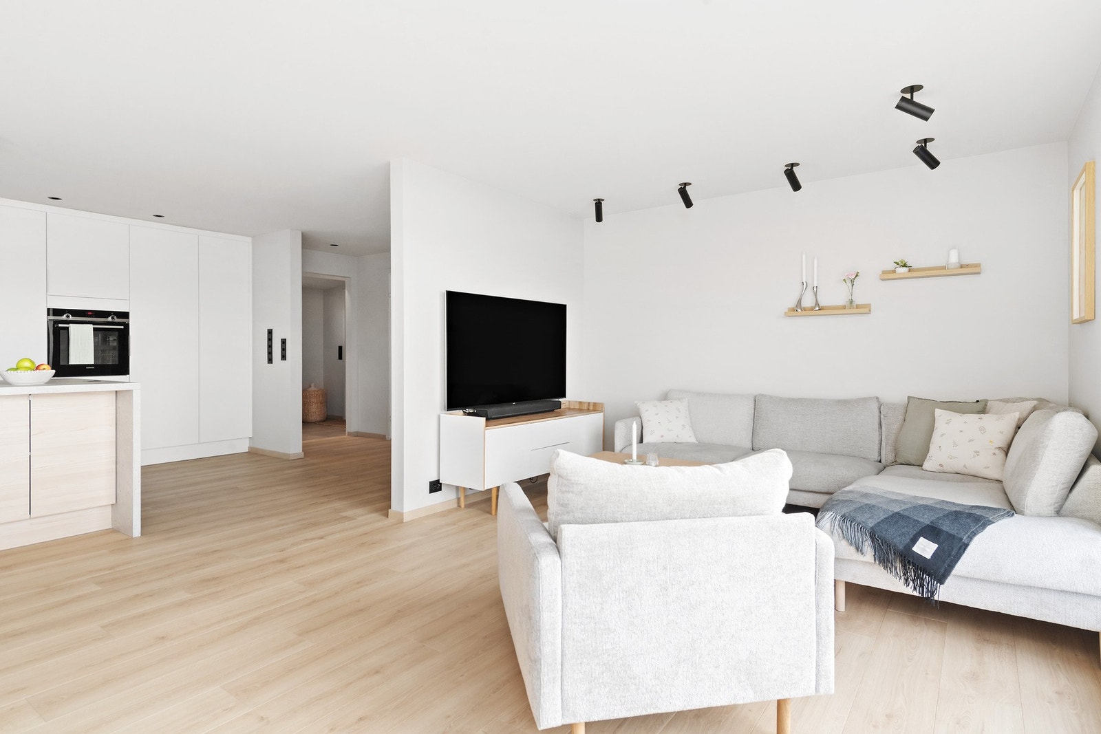 Boligen har åpen stue- og kjøkkenløsning - perfekt for hyggelige sosialt samvær. Galleribilde