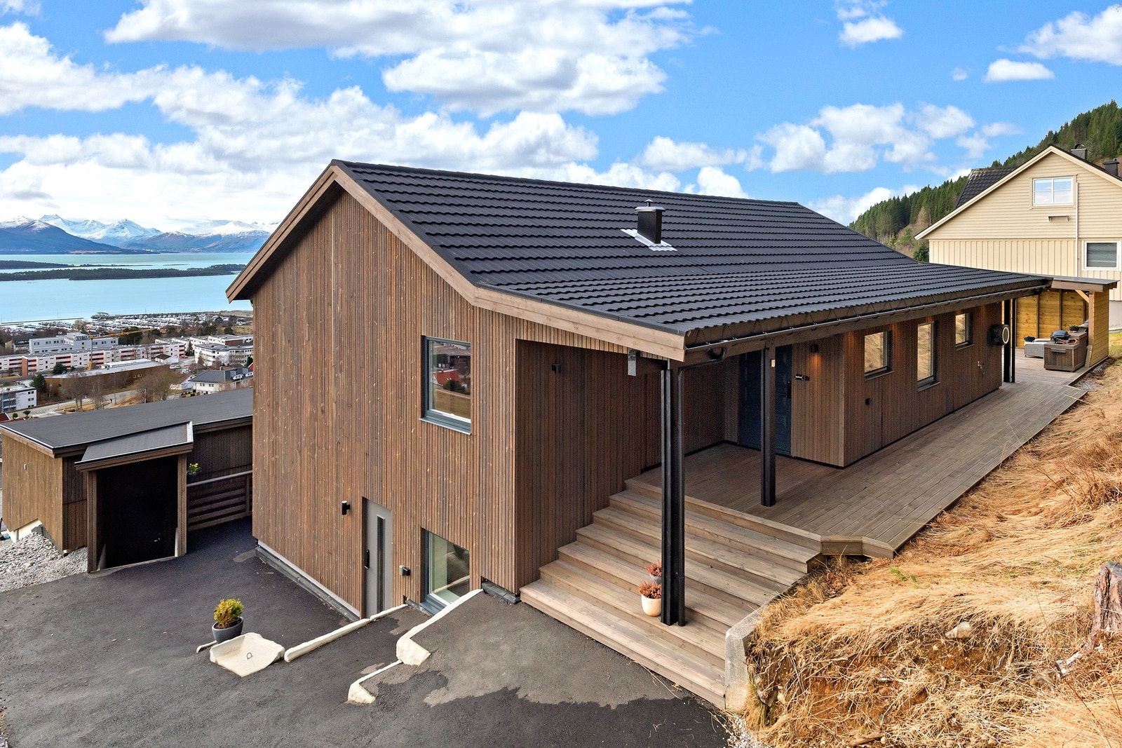 Flott opparbeidet inngangsparti med godt gjennomført terrasse og overbygd tak. Galleribilde