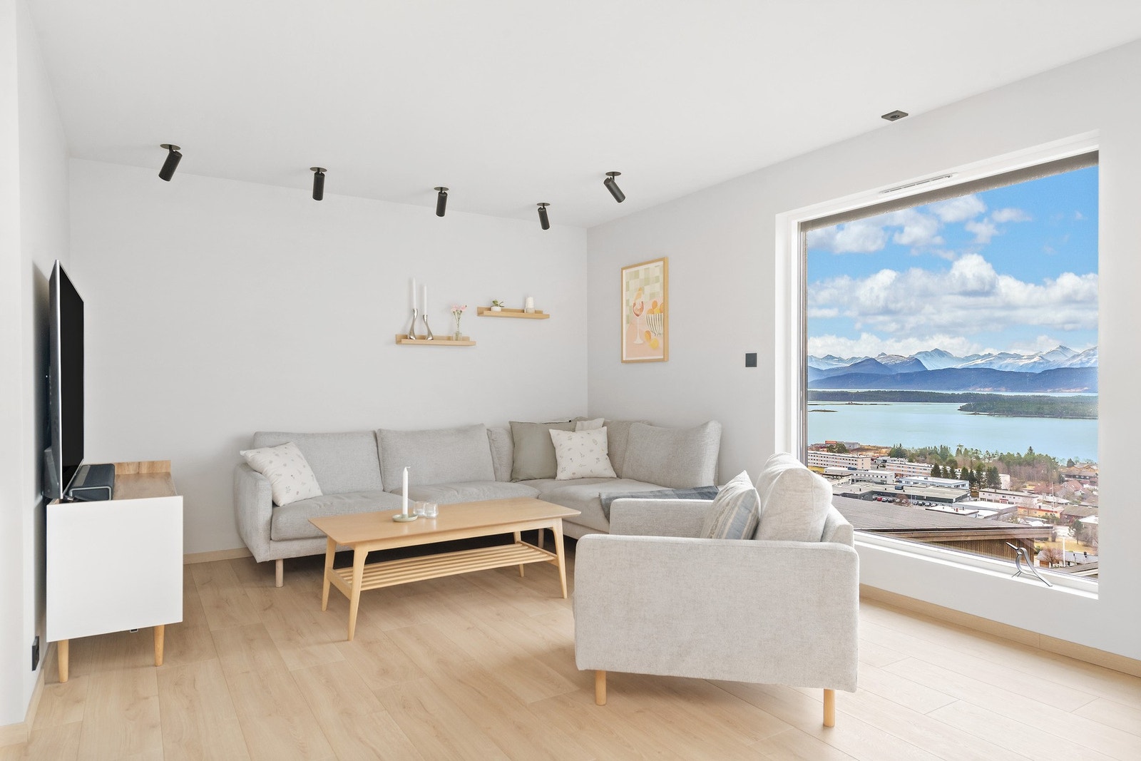 Innbydende hjørne med stilfulle lamper i himling. Galleribilde