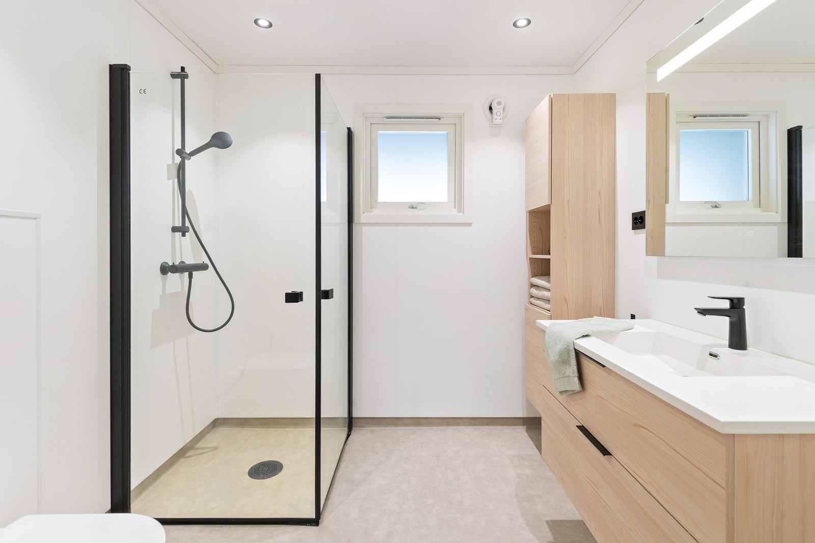 Nytt bad i 2023 med varmekabler i gulv og dowlights i himling. Galleribilde