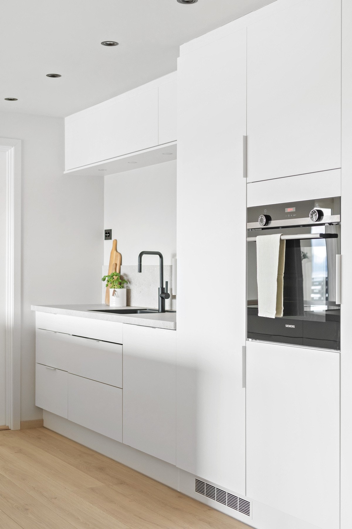 Kjøkkenet er utstyr med integrerte hvitevarer som stekeovn, oppvaskmaskin og kjøleskap, samt installert komfyrvakt og waterguard. Galleribilde