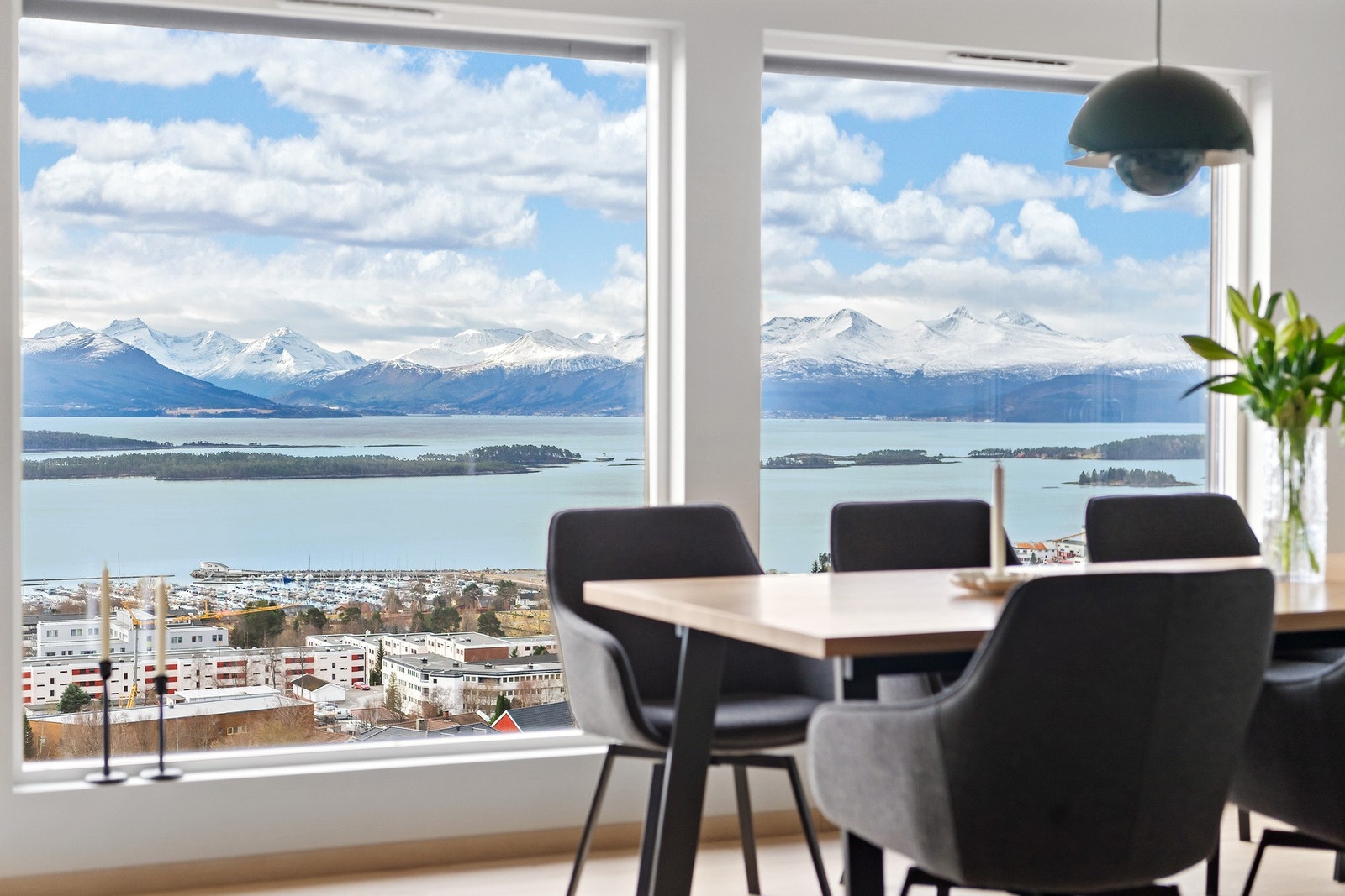 Stuen har store vindusflater som gir vakker utsikt mot både fjord og fjell. Galleribilde