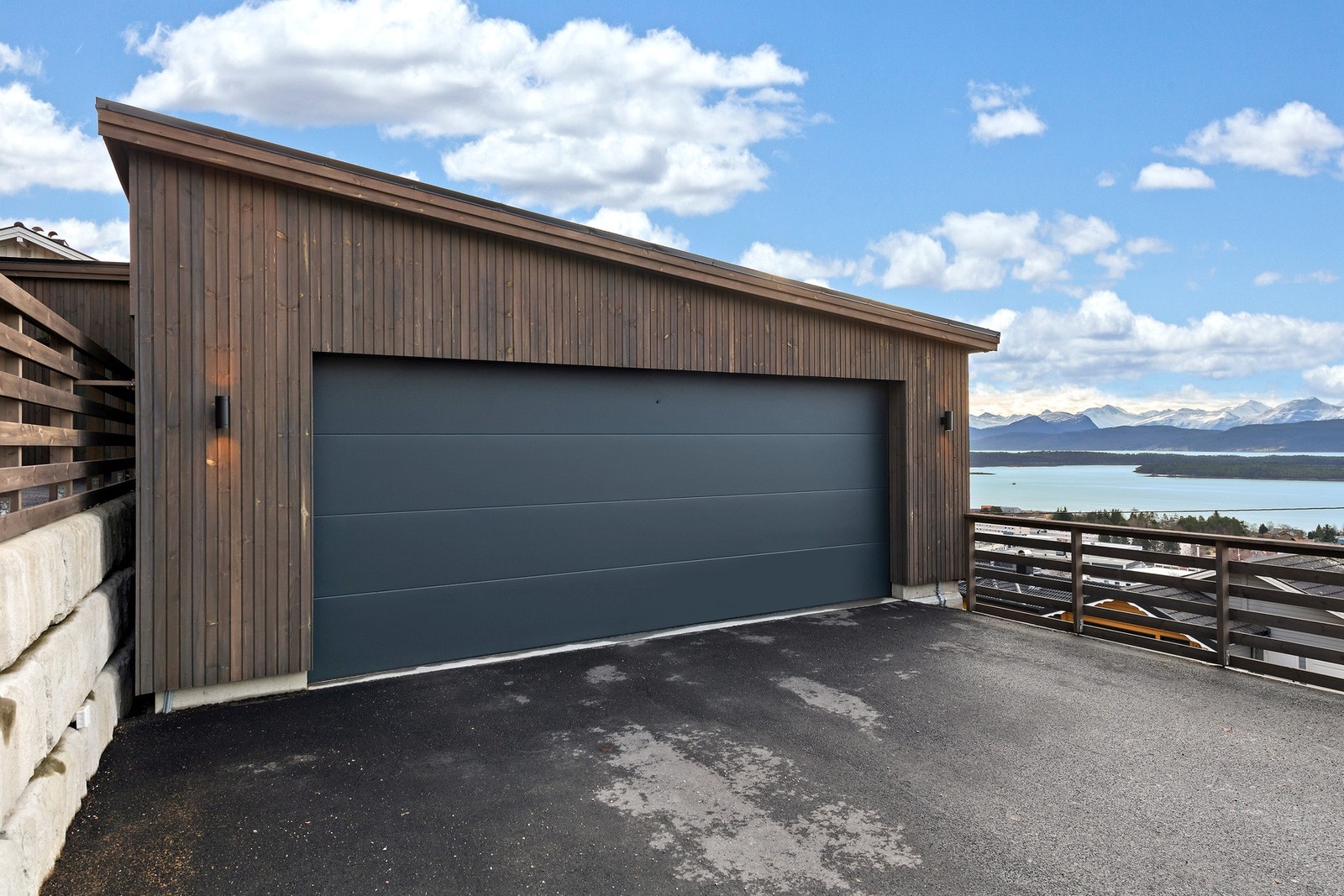 Nyoppført dobbelgarasje fra 2024. Det gjøres oppmerksom på at det er gitt tillatelse til carport og ikke garasje. Se salgsoppgaven for mer informasjon. Galleribilde