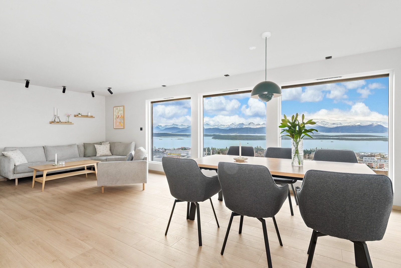 Stuen er av god størrelse og har god plass til spisegruppe og sofaseksjon. Galleribilde