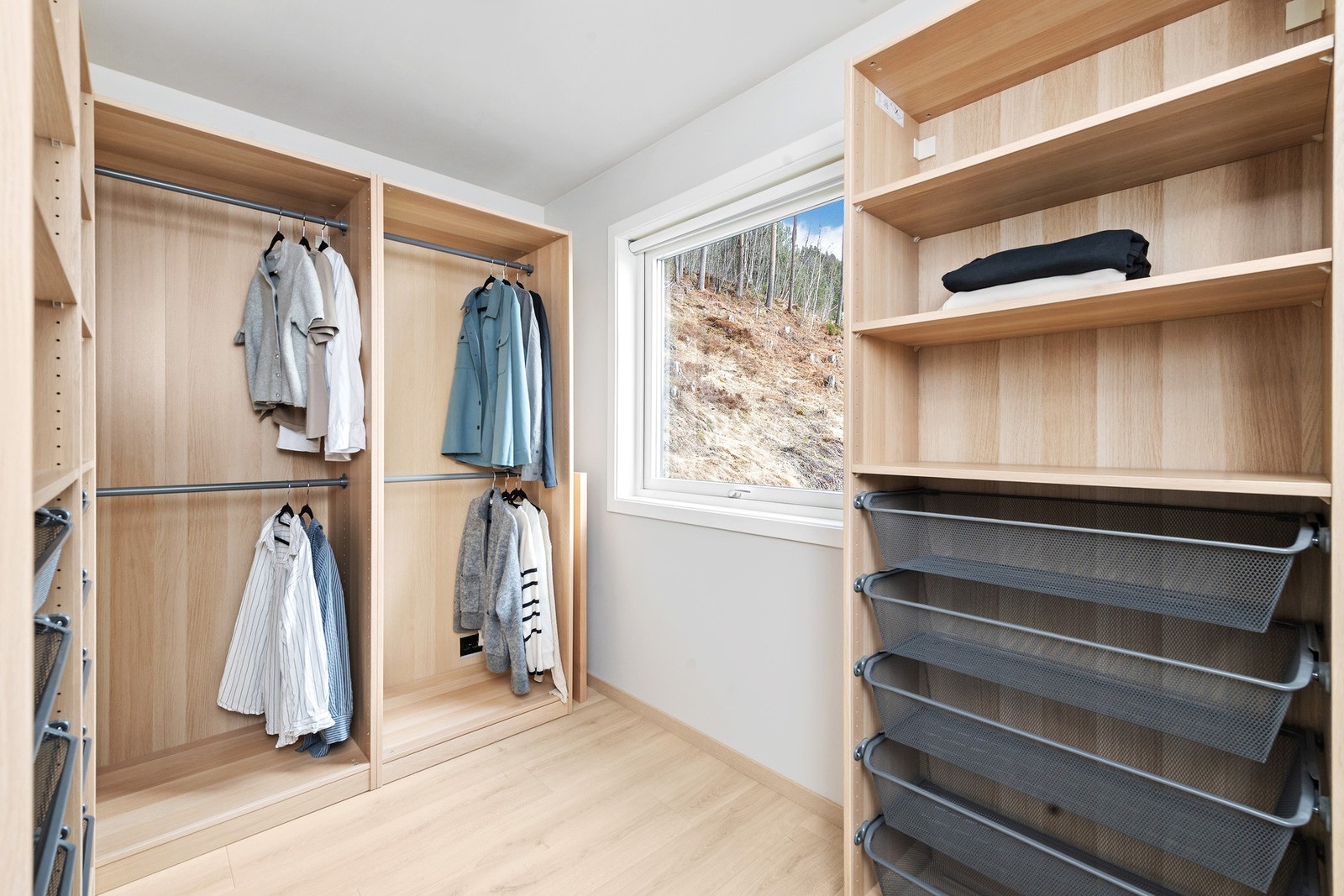 Soverom 2 - Rommet er brukt som walk-in garderobe med rikelig plass til både klær og sko. Galleribilde