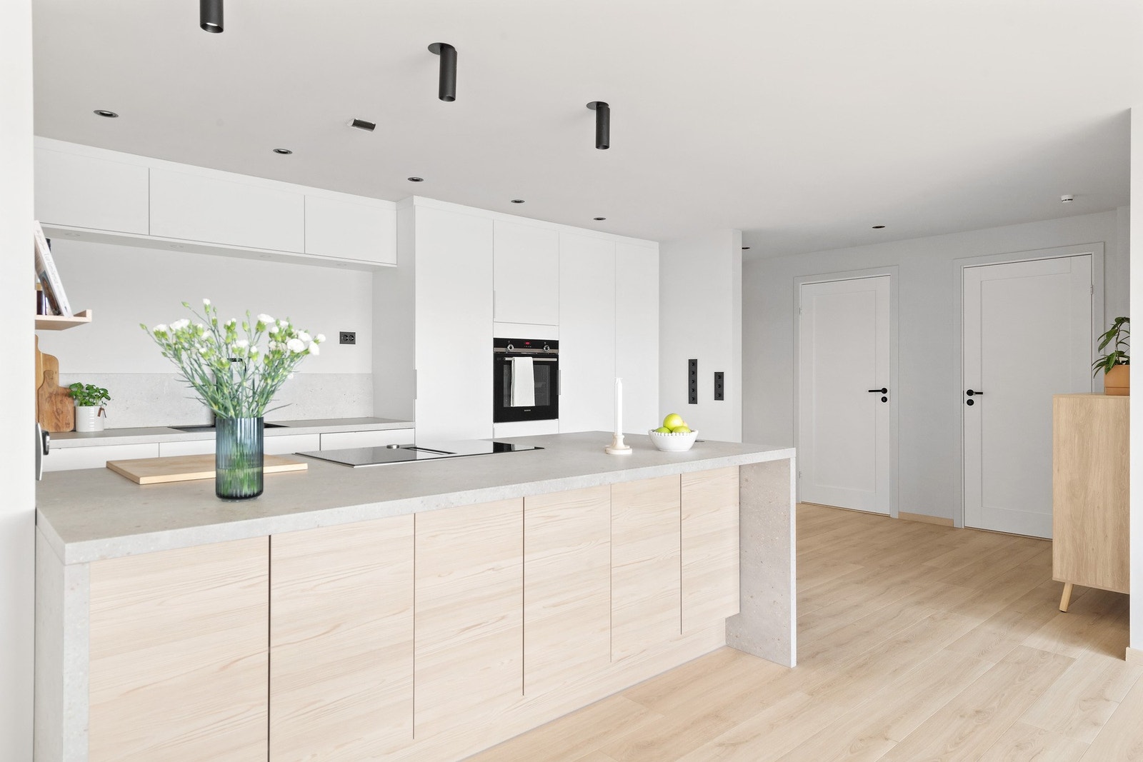 Delikat kjøkken fra HTH med benker og skap med glatte, trefolierte fronter. Galleribilde