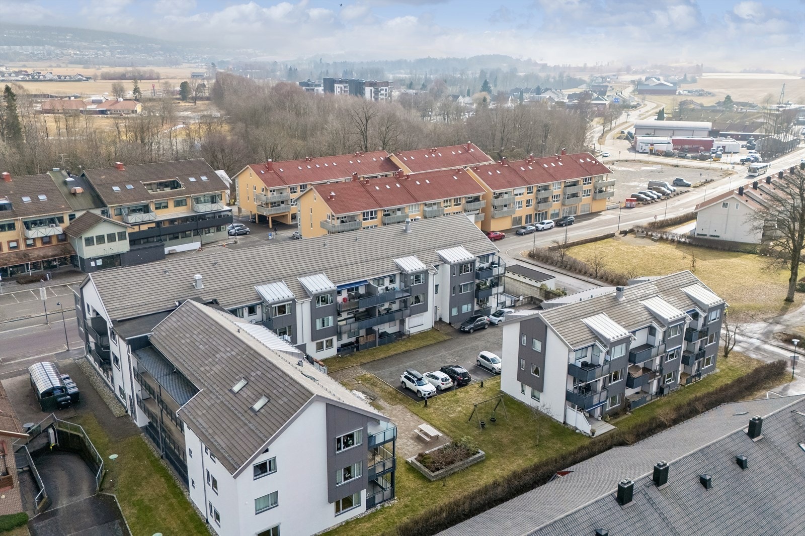 Flotte fellesområder med benker, beplantning og huskestativ. Galleribilde