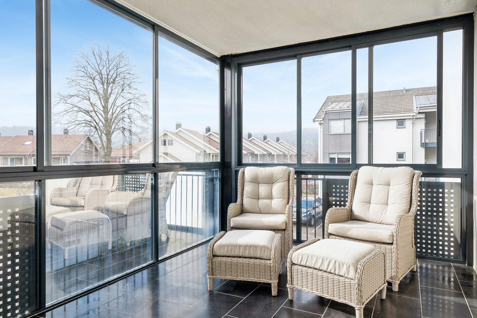 Den innglassede balkongen fungerer som en forlengelse av stuen både på sommer og vinter! Galleribilde