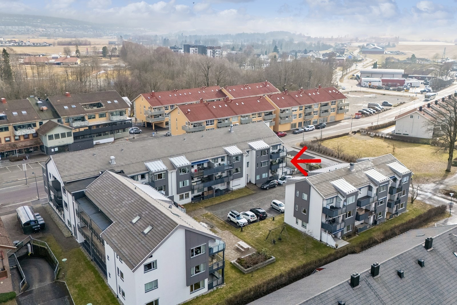 Flotte fellesområder med benker, beplantning og huskestativ. Galleribilde