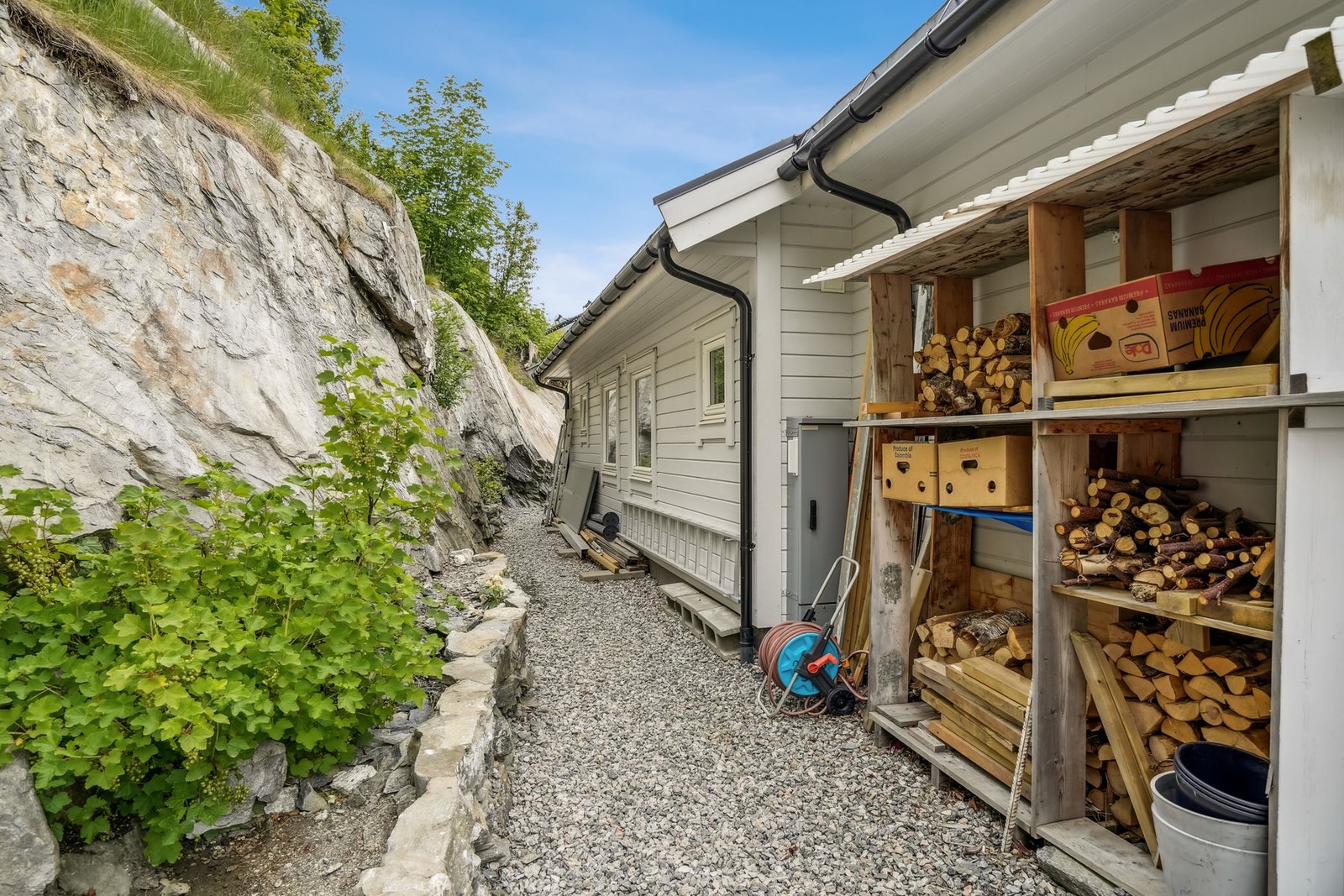 Det er vedskjul på baksiden av hytten. Galleribilde