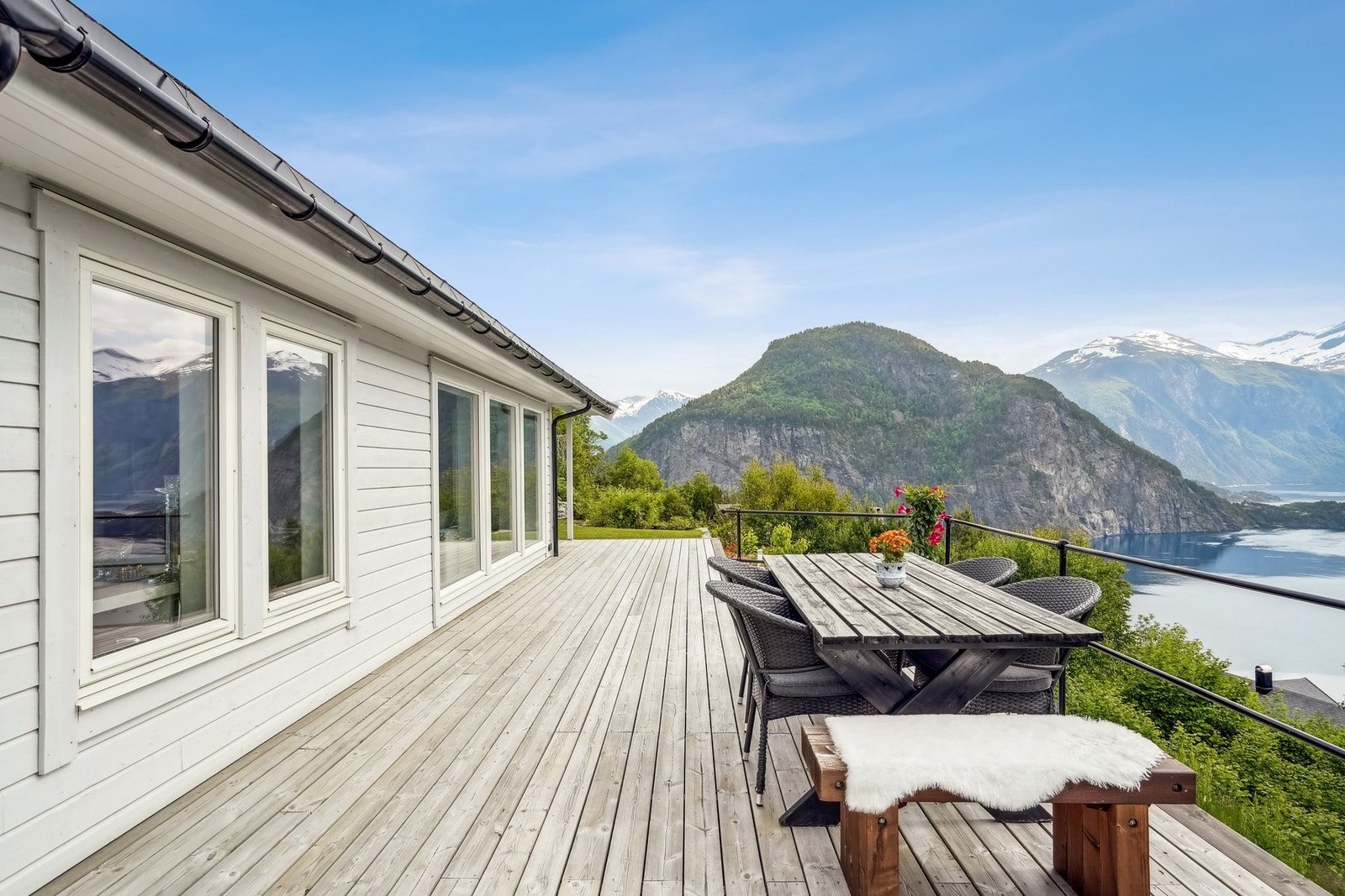 Den romslige terrassen byr på late dager med grilling, soling og hyggelige stunder med familie og venner. Galleribilde