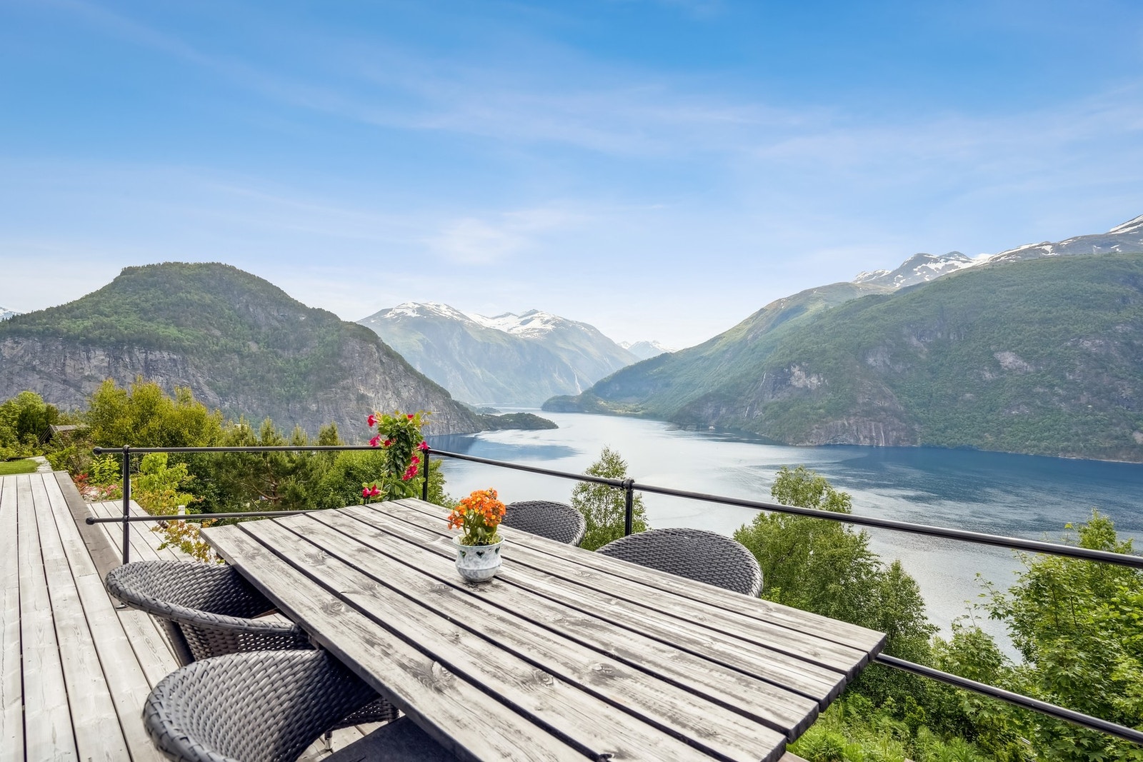 Tenk deg en flukt fra hverdagen, omgitt av vill og vakker natur. Denne moderne hytta, bygget i 2017, tilbyr nettopp det - en kombinasjon av komfort og natur. Galleribilde