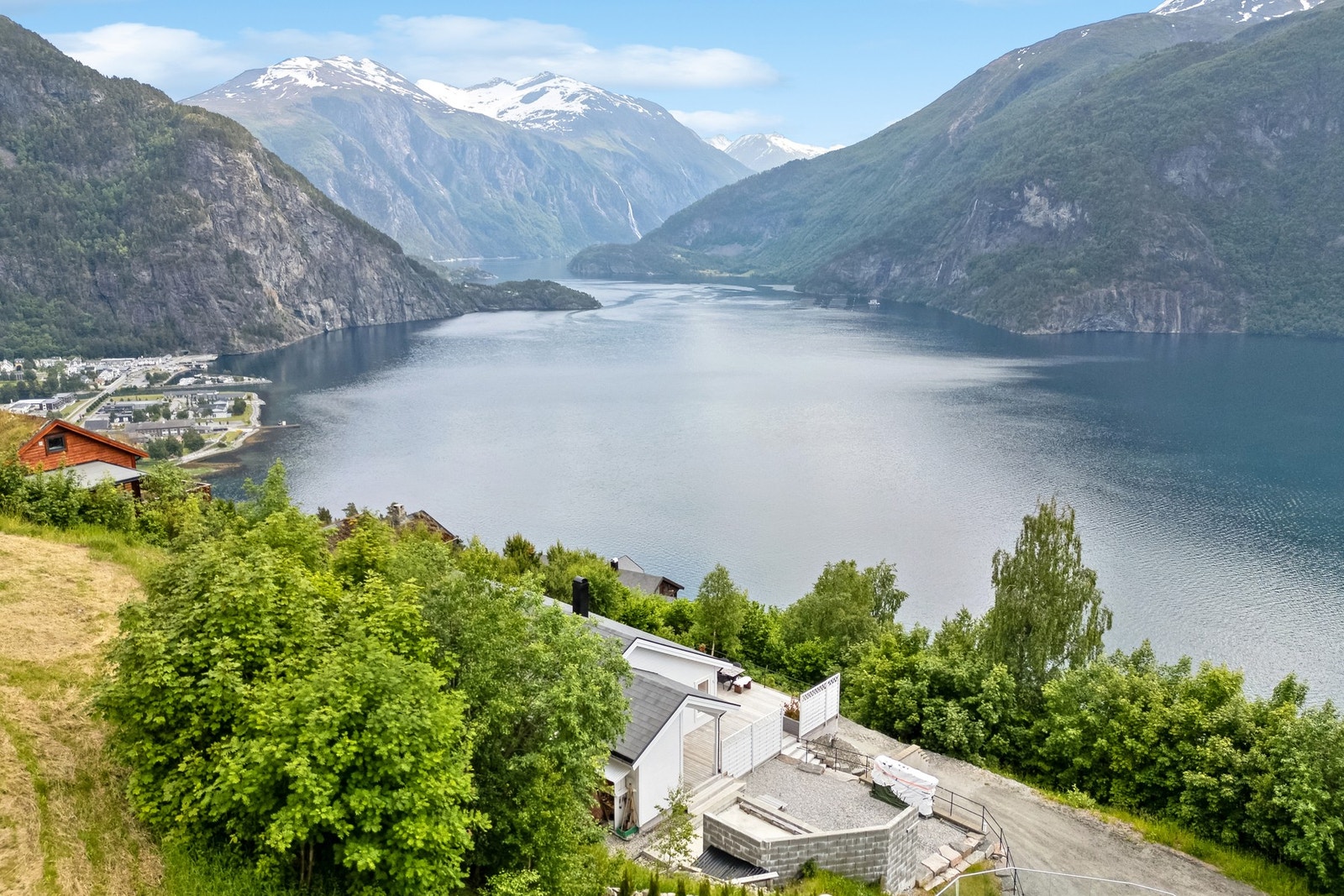 - med en storslått panoramautsikt over fjord og fjell. Galleribilde
