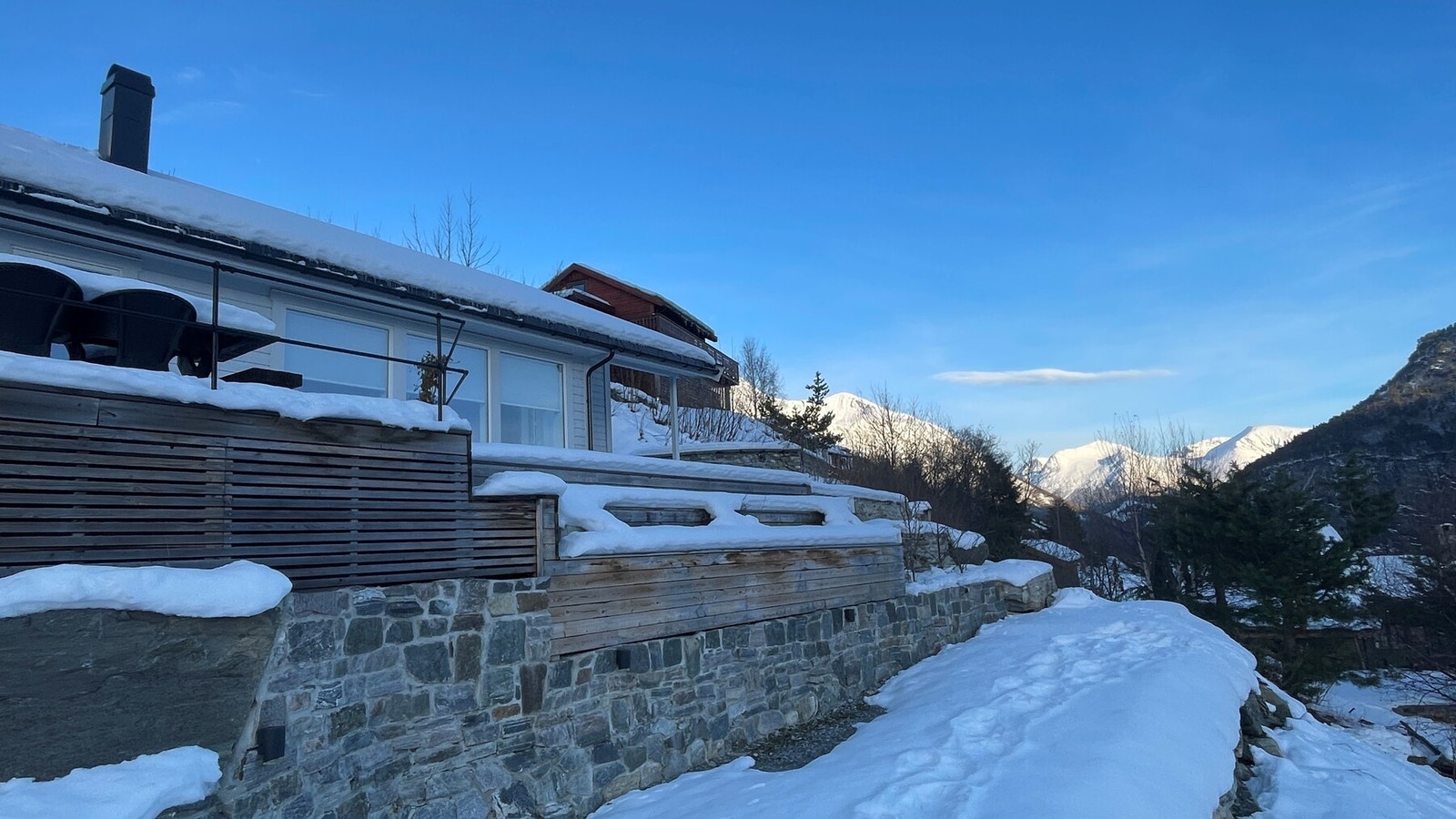 Tråkkene i snøen leder alltid hjem til hytten. Galleribilde