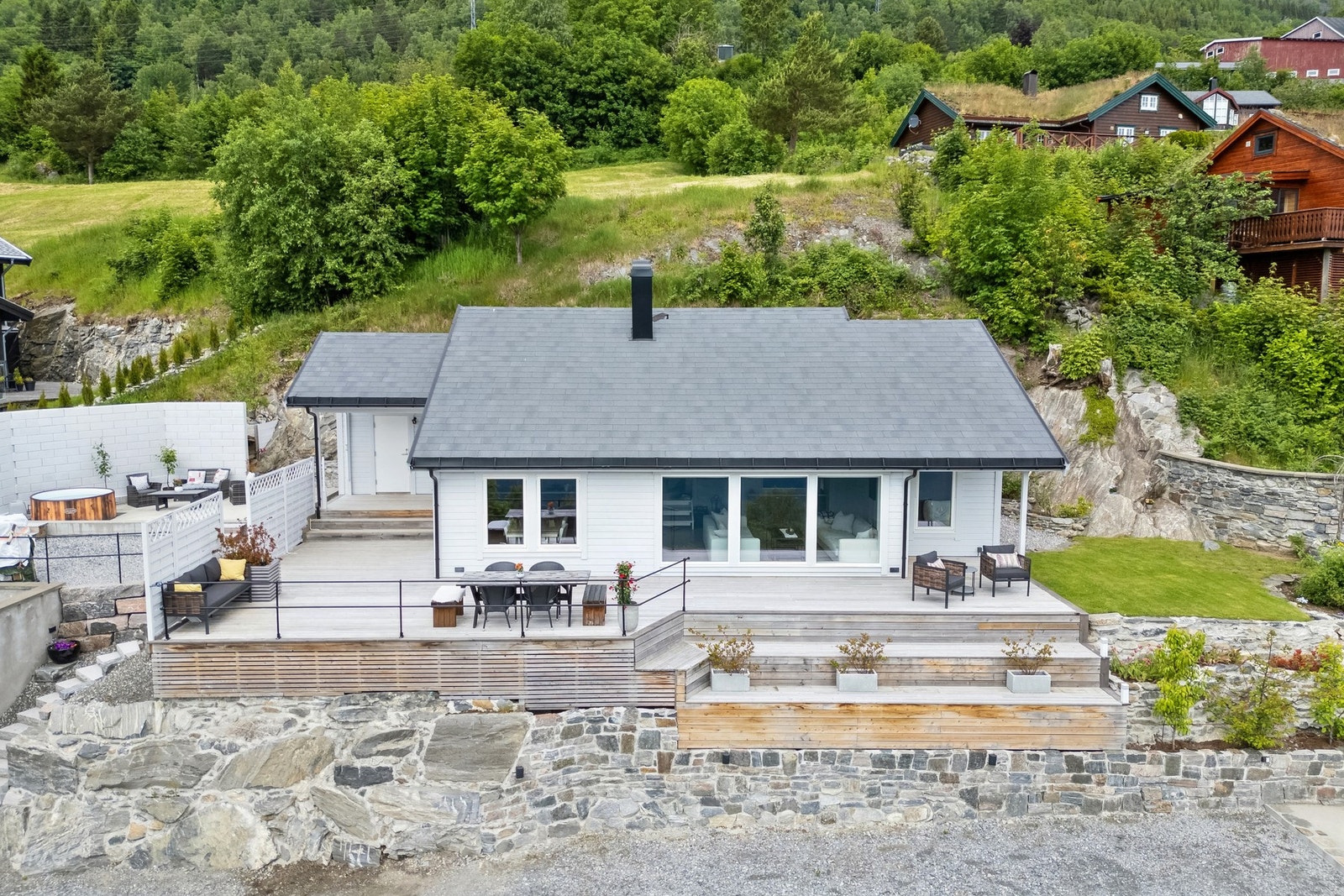 Med beliggenhet midt mellom Geiranger og Trollstigen gir dette gode turmuligheter både sommer og vinter. Galleribilde
