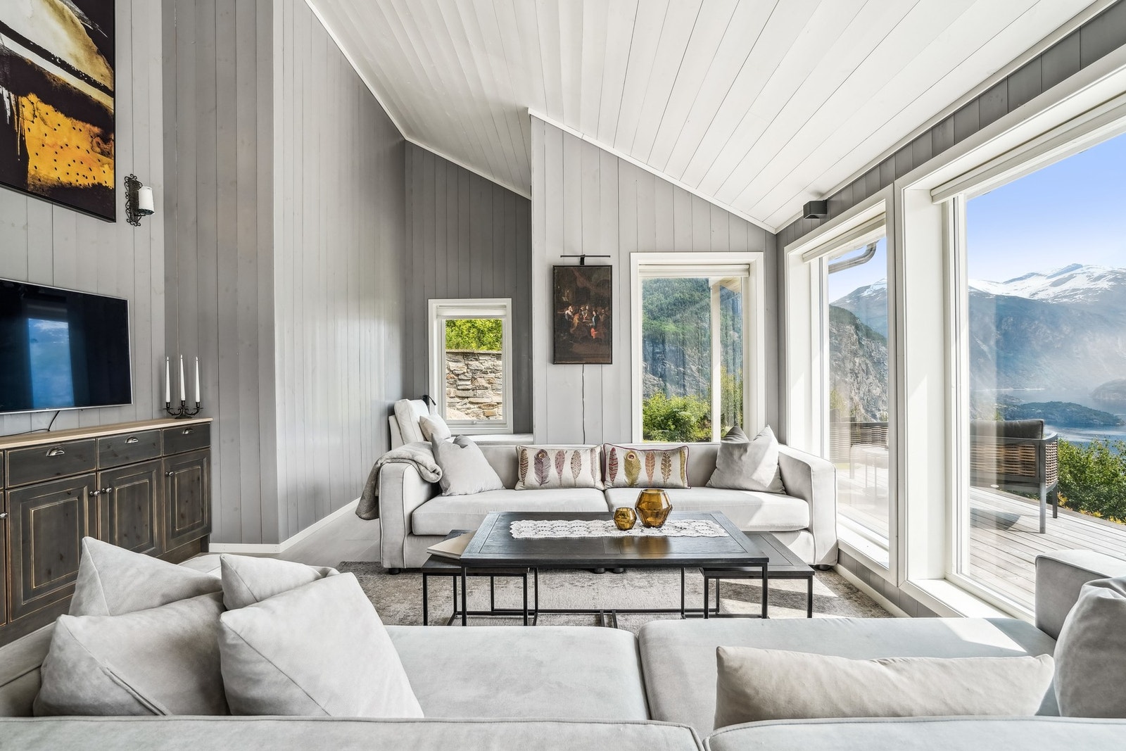 I stuen er det god plass til sofagruppe for avslapning og hygge. Galleribilde