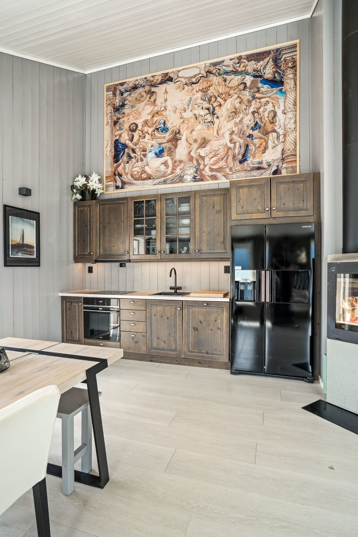 Kjøkkeninnredning med profilerte fronter som er beiset og laminat benkeplate. Galleribilde