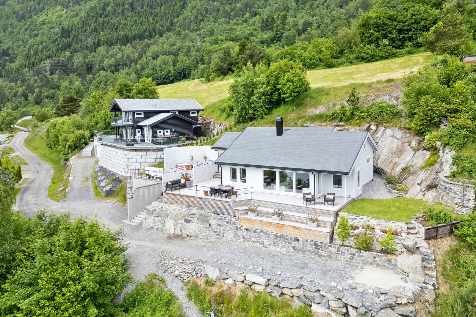 Beliggenheten gir enkel tilgang til naturen, samtidig som det er kort vei til Valldal sentrum hvor du finner blant annet Bunnpris og Spar Valldal, som begge ligger omtrent 6 minutters kjøretur unna. Galleribilde