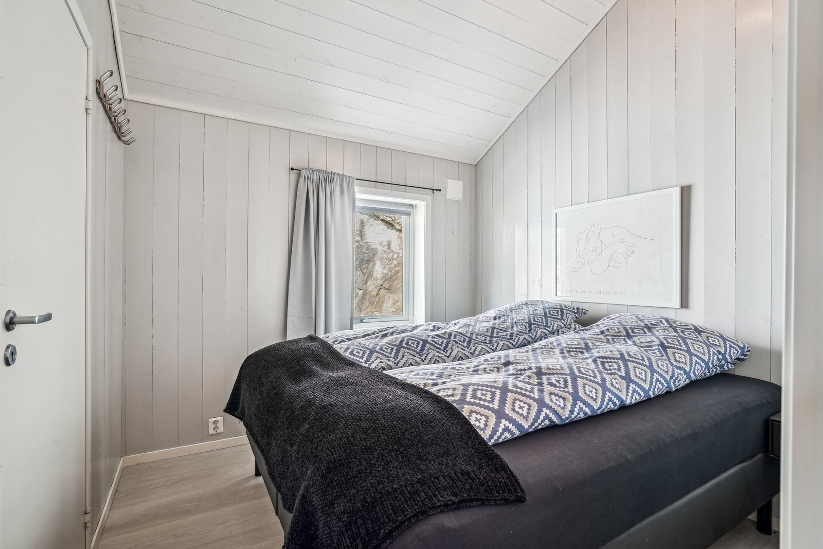 Soverom nr. 3 har samme fine overflater som øvrige rom. God plass til dobbeltseng og nattbord. Galleribilde