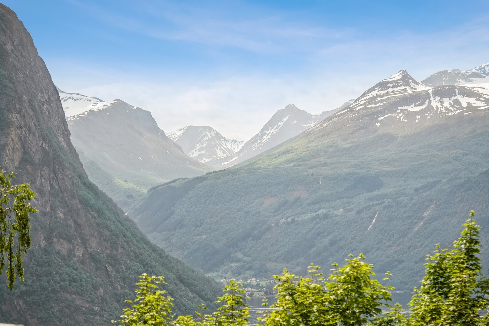 Fjellene reiser seg majestetisk og leder blikket inn mot hjertet av Geirangerfjorden. Et vakkert møte mellom mektig natur og stille ro. Galleribilde