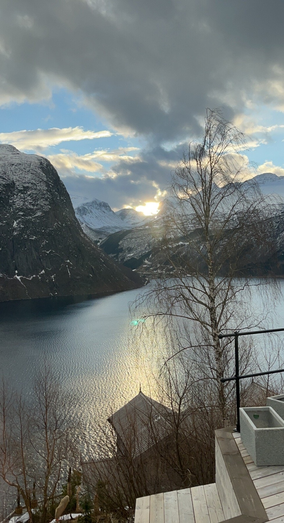 Under fjellenes stille beskyttelse. Galleribilde