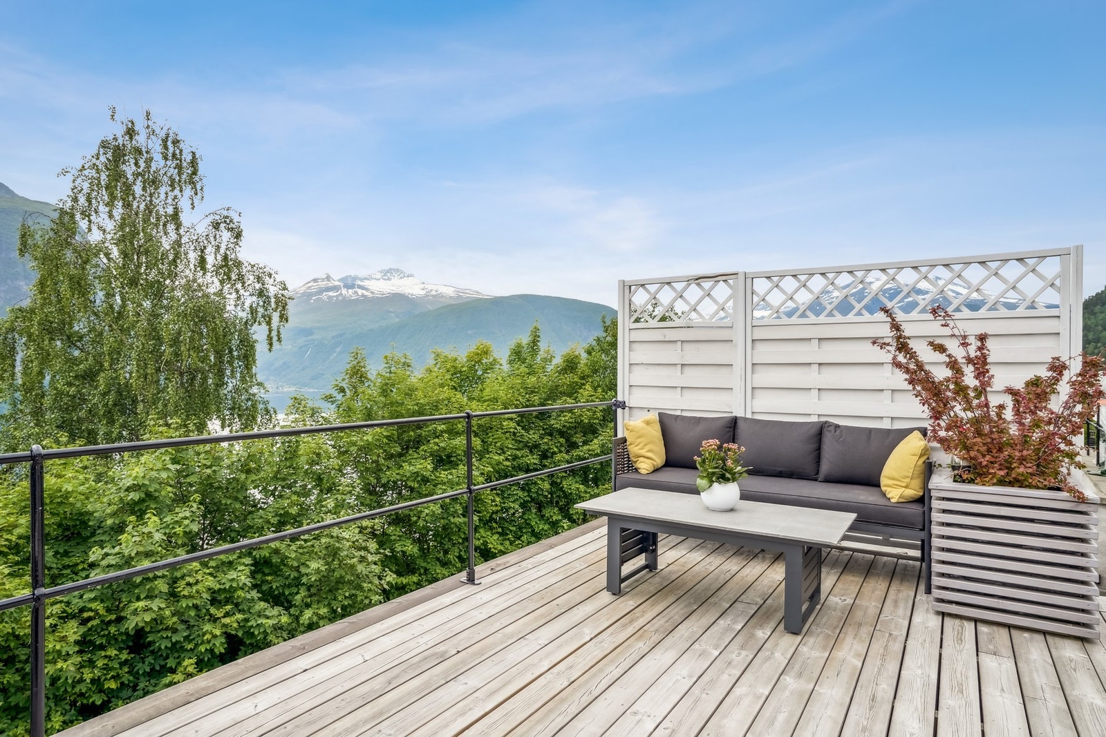 Det er god plass til sittegrupper i flere soner. Galleribilde