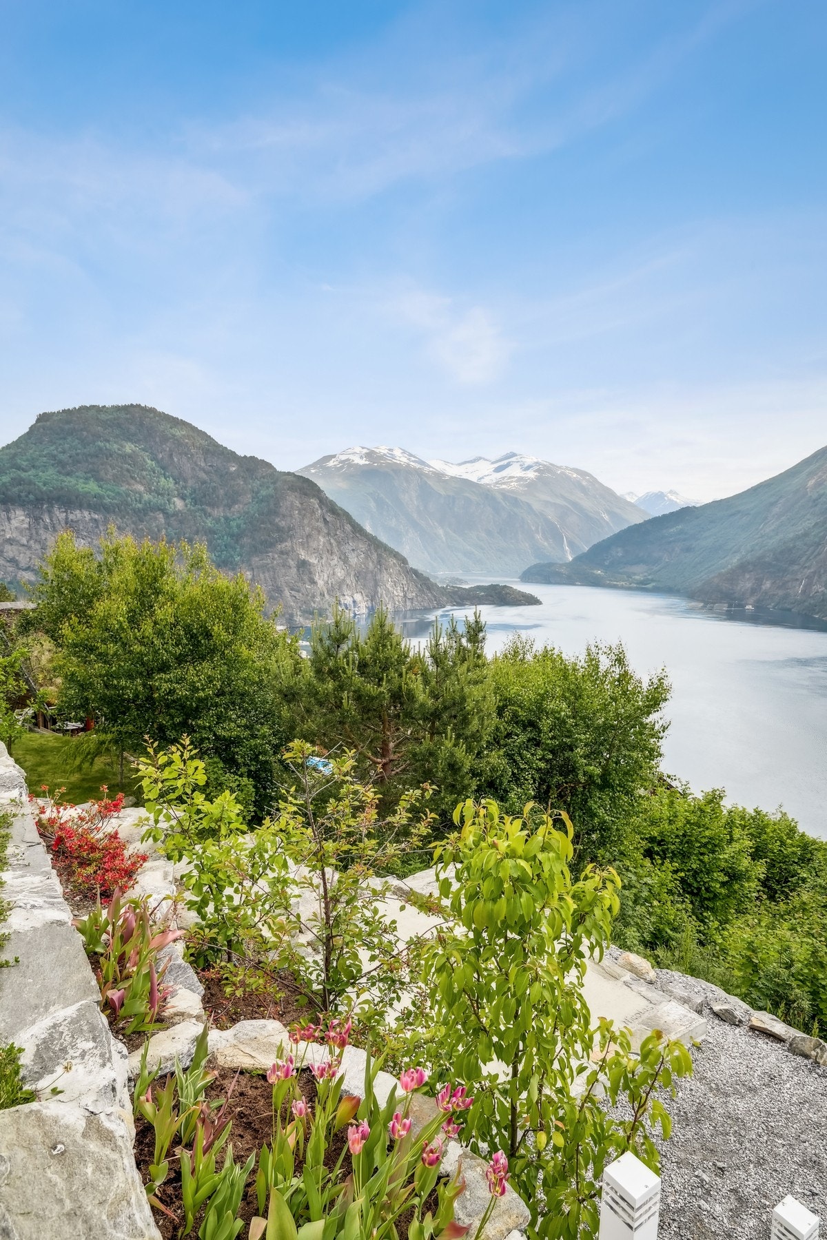 Postkortutsikt med majestetiske fjell og glitrende fjord. Et sted hvor naturen virkelig tar pusten fra deg. Galleribilde