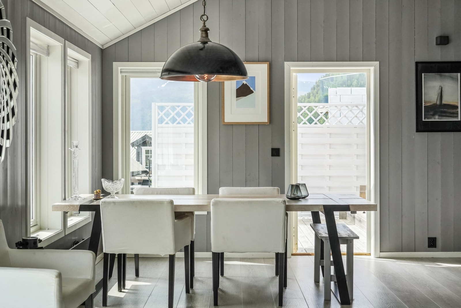 Rundt spisebordet ligger alt til rette for å nyte lange frokoster og gode måltider sammen med familien. Galleribilde