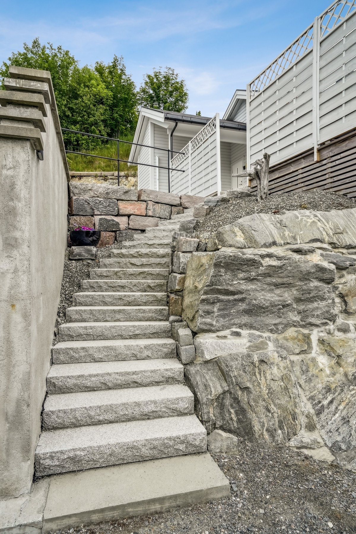 Flott granitt-trapp med natursteinsmur på ene siden. Galleribilde