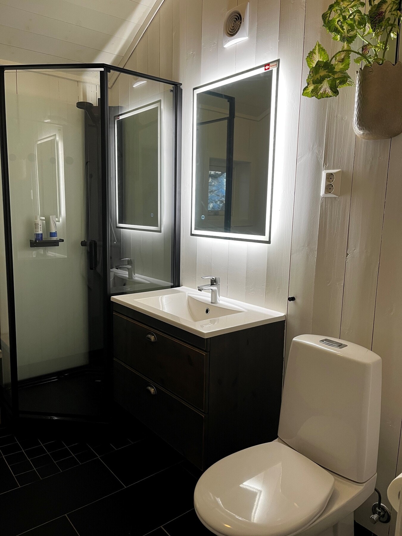 Badet mot øst har flislagt gulv med gulvvarme. Galleribilde