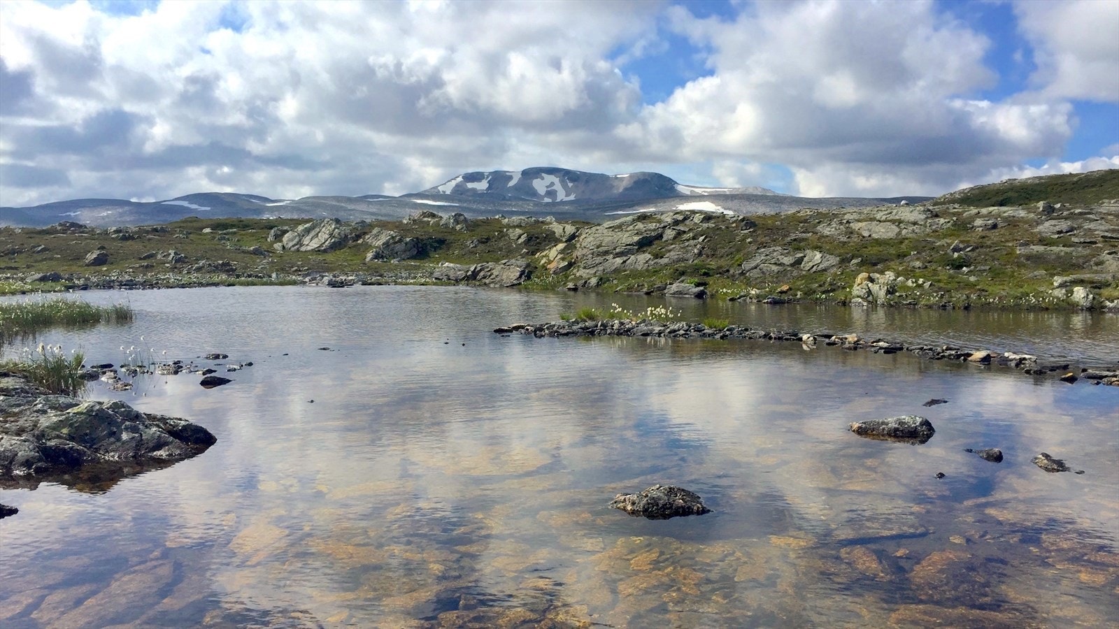 Svartdalen har flere badevann og elver omkranset av vakkert lanskap. Galleribilde