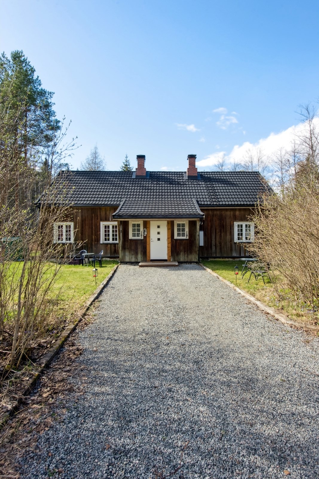 Hytta er omgitt av en idyllisk tomt på nesten 1,9 mål. Galleribilde