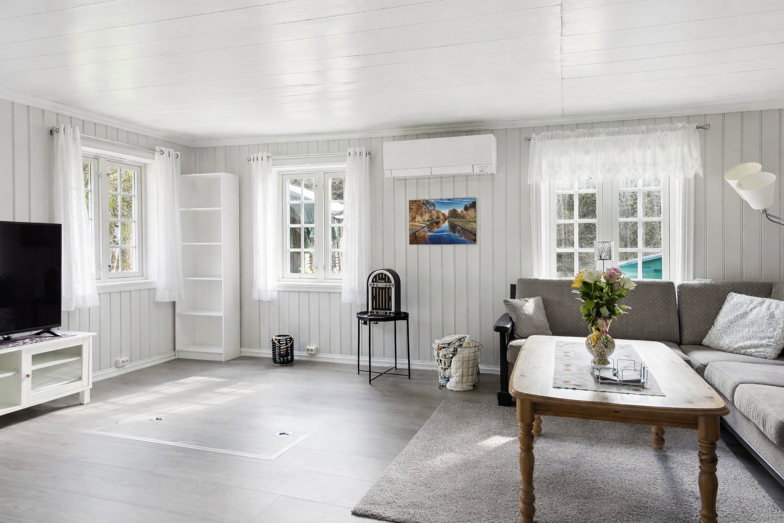 Mange store vinduer for ekstra lysinnslipp. De er fra 2018. Galleribilde