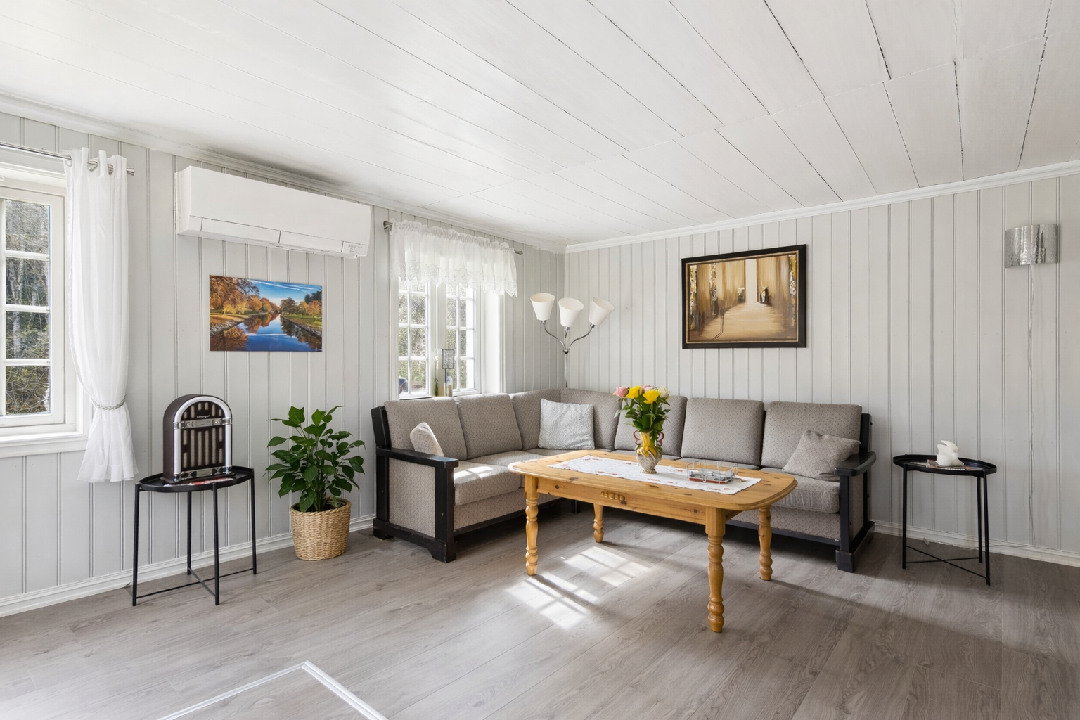 I stuen er det både varmepumpe og vedovn. Galleribilde