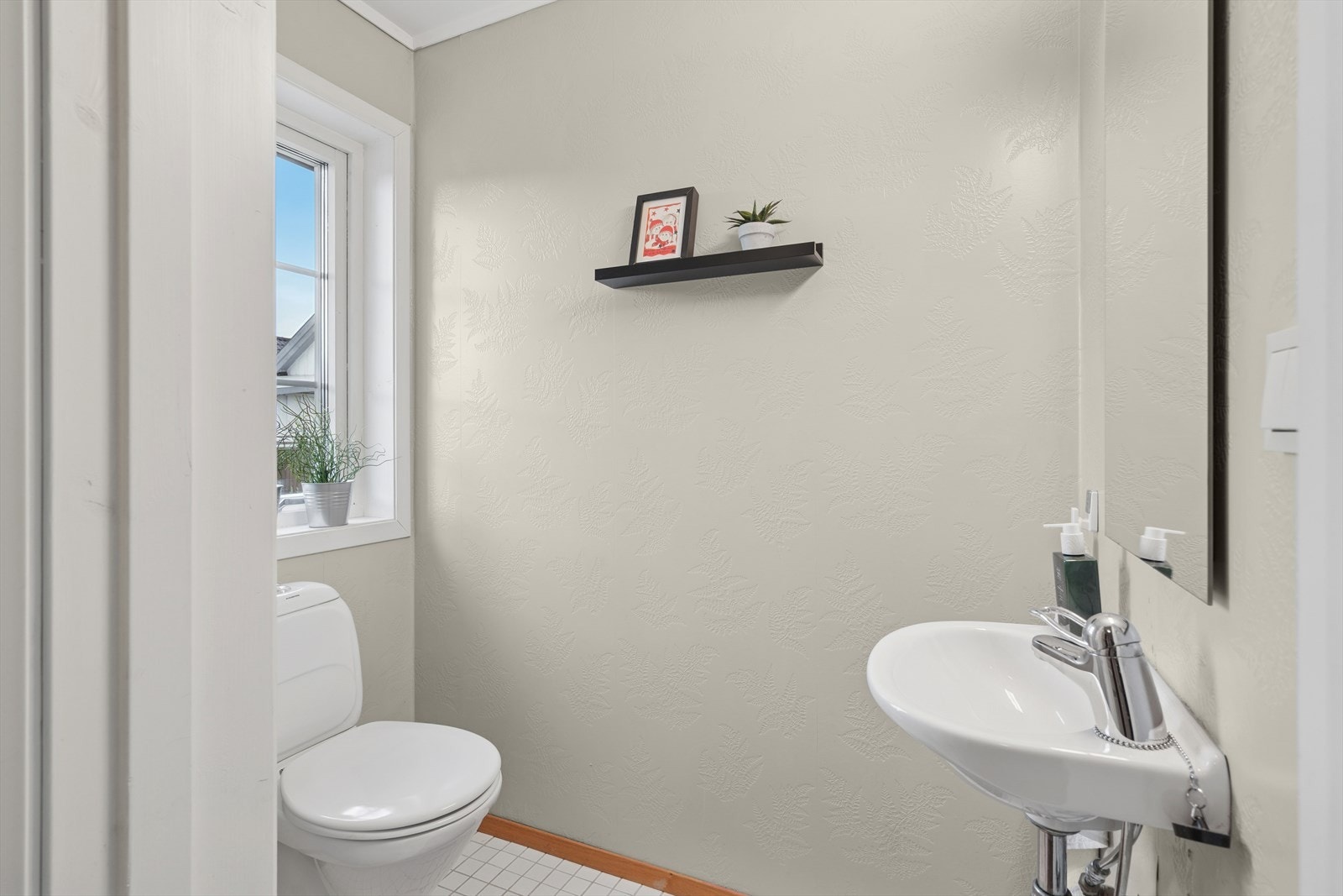 Like ved inngangspartiet finner man et toalettrom innredet med servant og toalett. Galleribilde