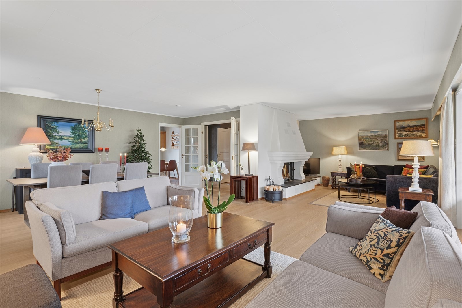 Blikkfanget i stuen er en flott peisinnsats, som sammen med en ca. to år gammel varmepumpe sørger for god- og energieffektiv oppvarming. Galleribilde