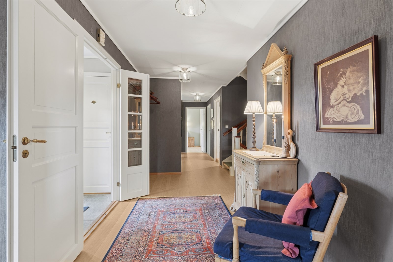 Her har man god plass til å henge fra seg yttertøy og sko. Galleribilde